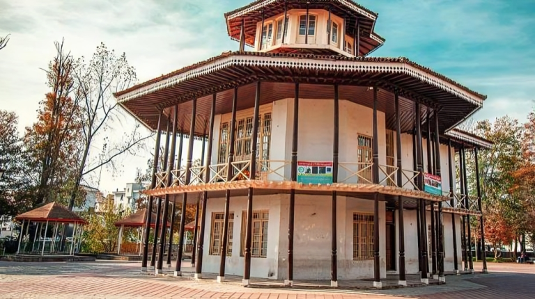 خانه کلاه فرهنگی در باغ محتشم در شهر رشت