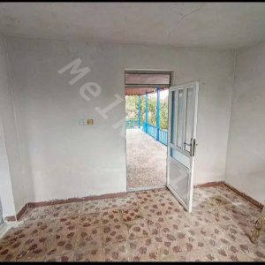 100 متر بنا بر روی زمین 700 متری در محدوده سنگر دارای سه خواب اتاق